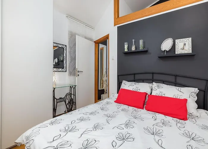 House In Fa Ana Near Rock 파자나